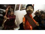Pak Raden Berjuang Mendapatkan Hak Cipta Boneka di film Si Unyil