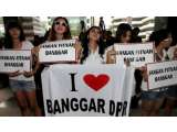 Cewek Bercelana Pendek Demo di Depan KPK