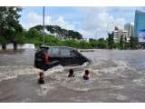 Tips Aman Melewati Genangan Air Saat Banjir Agar Mobil tidak Mogok atau Rusak